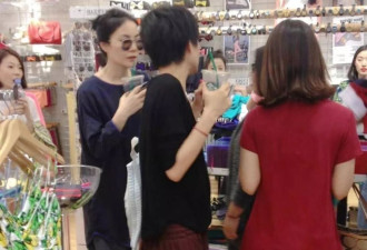 王菲陪闺蜜三里屯挑时装，素着颜扎个松垮的丸子头