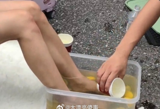 中国漫展“卖洗脚水”有人直接舔脚喝 主办急了