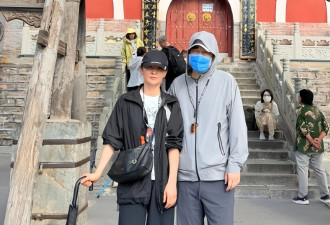 蒋勤勤一家爬五台山，她素颜出镜美艳大方，陈建斌全副武装像老头