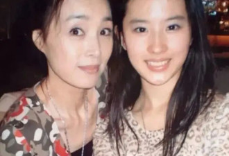 刘亦菲早年跟小姨合影，无美颜滤镜的年代，小姨竟比妈妈还漂亮！