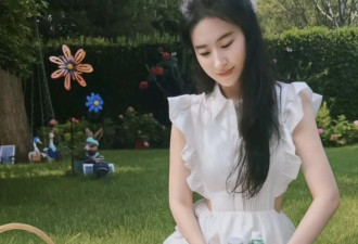 刘亦菲晒草坪照，穿露背白裙光脚丫好纯美，白到发光、像18岁少女