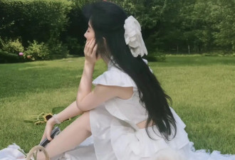 刘亦菲晒草坪照，穿露背白裙光脚丫好纯美，白到发光、像18岁少女