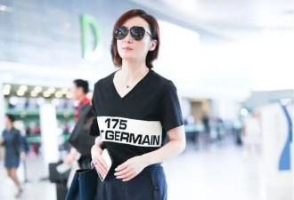 “蒋勤勤”剪了短发后大回春！穿V领T恤+阔腿裤，时髦洋气又减龄