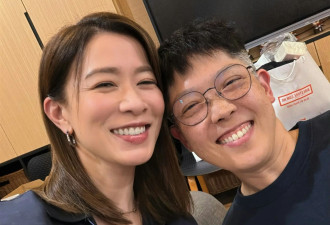 51岁佘诗曼重返母校,昔日师妹已成副校长,感叹...
