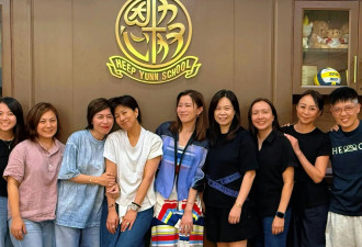 51岁佘诗曼重返母校,昔日师妹已成副校长,感叹...