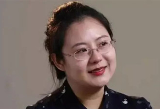 蔡磊现状令人泪目，舌头嘴唇已经萎缩，洗澡用绳子吊