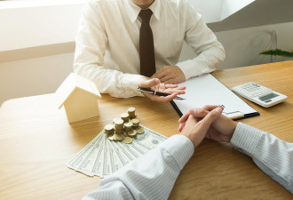 温哥华阳台放床出租 号称“私人房” 网友傻眼