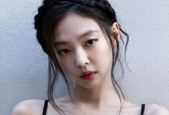 Jennie换了“黑红装”后大变样！穿黑吊带搭小红裙，编发美艳高级