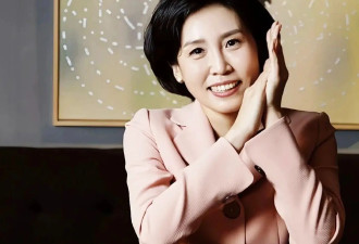 韩国夫人美到洛杉矶，浅蓝低领裙惊艳秀场，李在明喝酒吃肉聊的欢