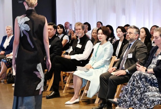 韩国夫人美到洛杉矶，浅蓝低领裙惊艳秀场，李在明喝酒吃肉聊的欢