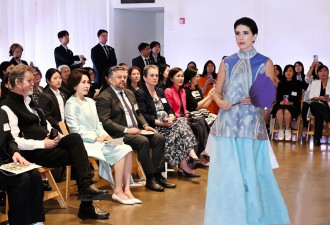 韩国夫人美到洛杉矶，浅蓝低领裙惊艳秀场，李在明喝酒吃肉聊的欢