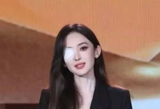 34岁古力娜扎眼部过敏纱布遮右眼登台时尚中国之夜
