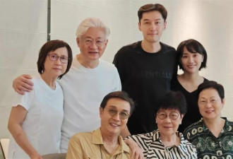 飞机上偶遇胡歌夫妇,他老婆个子不高其貌不扬但很凶很护夫