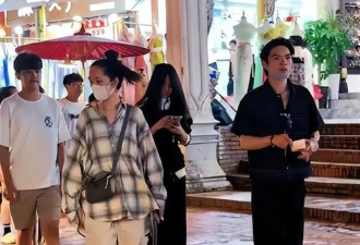 郭碧婷一家旅游被偶遇,42岁身材虎背熊腰,扎鸡窝头仍美到失语