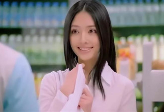 郭碧婷一家旅游被偶遇,42岁身材虎背熊腰,扎鸡窝头仍美到失语