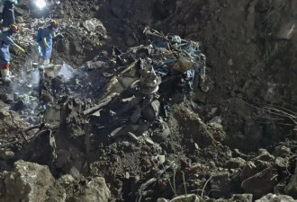 重庆彭水山体崩塌现场发现失联中巴车残骸