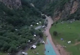 甘肃山洪致10人遇难 亲历者：连人带车被水冲翻