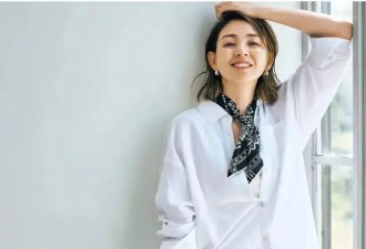 谁说上年纪女人只能穿裙子？这样穿裤子，比穿裙子更显瘦