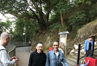 四哥谢贤病逝前居家照流出！摘墨镜露真容