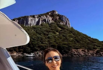 54岁黎姿大晒泳装美照,3孩妈毫无赘肉状态似少女