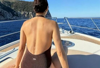 54岁黎姿大晒泳装美照,3孩妈毫无赘肉状态似少女