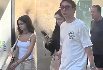 王思聪和懒懒逛大英博物馆，两人全程手牵手很甜蜜！