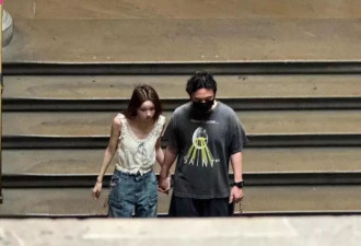 王思聪和懒懒逛大英博物馆，两人全程手牵手很甜蜜！