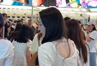 47岁董璇韩国逛街被拍，脸色憔悴皱纹明显