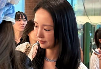47岁董璇韩国逛街被拍，脸色憔悴皱纹明显