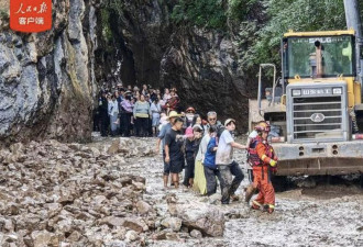 甘肃山洪一对情侣被冲散！货车拦路救回两命 已致10人遇难