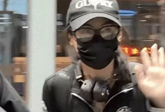 谢贤离世后，张柏芝首现身，全身黑衣神情疲惫