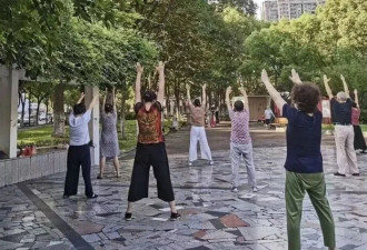 第一批老年私教 已偷偷暴富