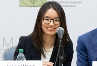 排面拉满：纽约大学庆祝王虹拿奖，全场起立鼓掌