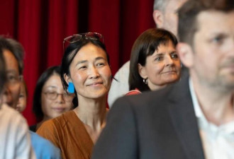 排面拉满：纽约大学庆祝王虹拿奖，全场起立鼓掌