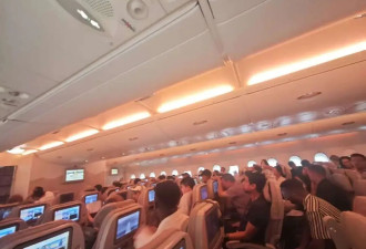 373人被困机舱10小时，全球最大客机“惹大麻烦”