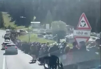 意大利绝美山峰被人潮淹没，排队45分钟才能拍上照