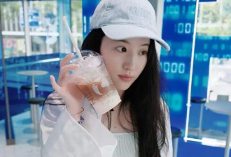 39岁刘亦菲素颜喝咖啡似女大学生：不开滤镜